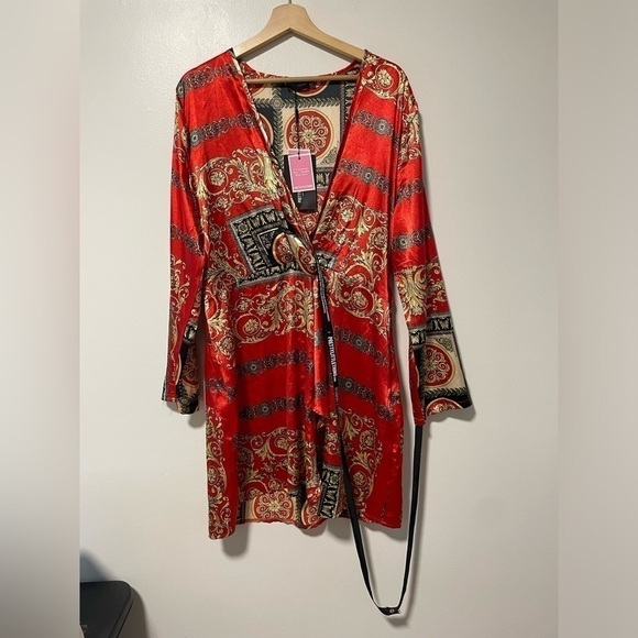 Pretty Little Thing Red Printed Satin Long Sleeve Wrap Dress - Picture 6 of 16